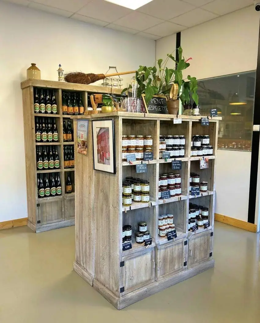 La boutique : présentoir en bois de confitures, miel, piment d'Espelette et casier de bouteilles