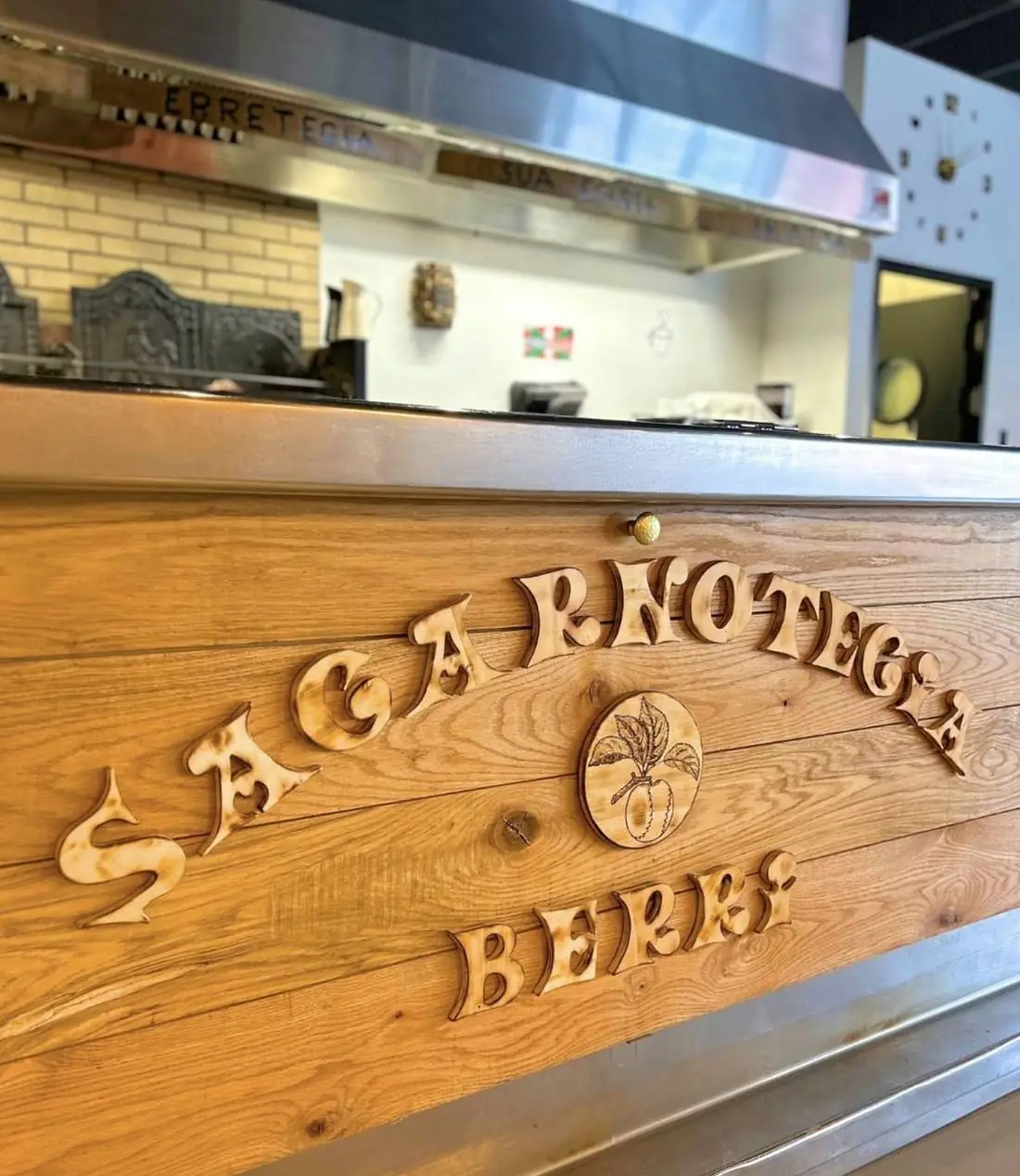 Enseigne en bois sculpté « Sagarnotegia Berri » au-dessus de l'Erretegia
