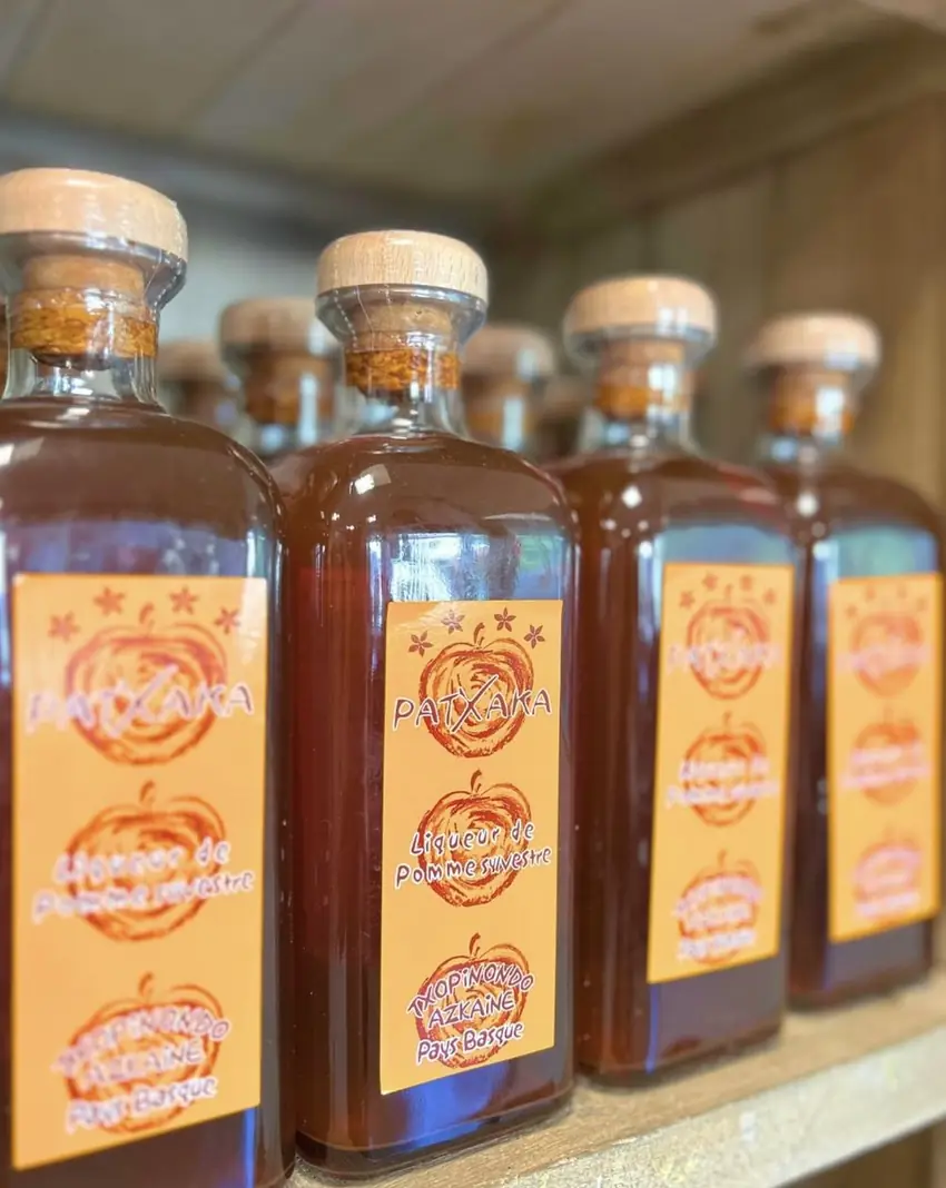 Bouteilles de liqueur Patxaka, liqueur de pomme sylvestre du Pays Basque