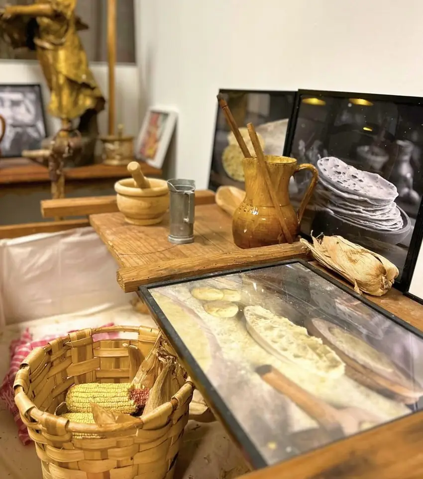 Le musée : objets anciens, cadres photo de talo, panier de maïs, pressoir d'autrefois