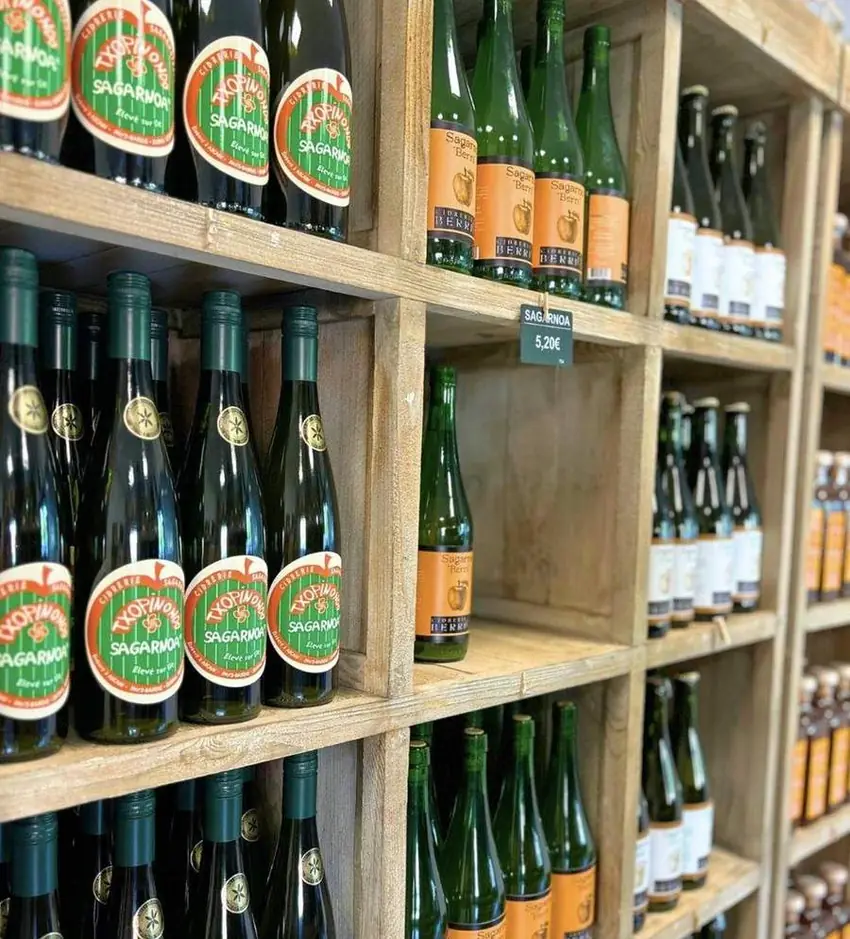 Rayonnage de bouteilles de Sagarno Berri et Txopinondo, étiquette de prix 5,20 €
