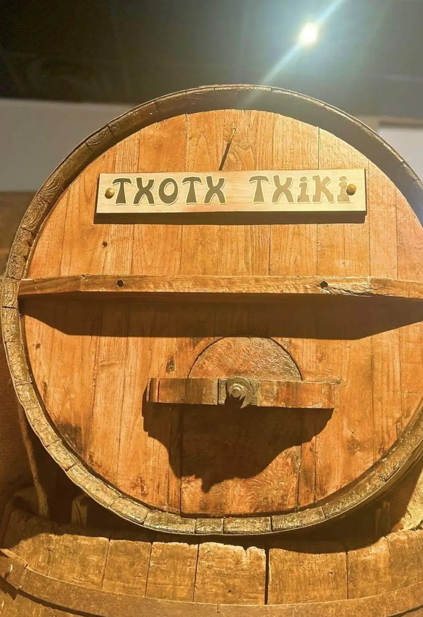 Le fût « Txotx Txiki » de la Cidrerie Berri, sa plaque dorée gravée